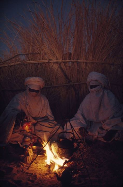 Tuareg People, Arab Culture, Desert Life, Drink Tea, Montage Photo, We Are The World, Arabian Nights, People Of The World, Colour Photograph