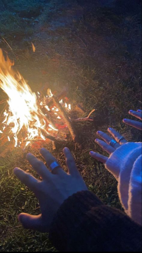 Bonfire, summer, summer vibes, aesthetic, couples, friends, summer goals, campfire Campfire Couple Aesthetic, Couple Bonfire Aesthetic, Bonfire Aesthetic Couple, Couple Bonfire, Bonfire Aesthetic Friends, Campfire Date, Campfire Couple, Bonfire Aesthetic, Camping Date