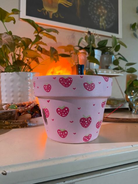 Plant pot, diy, plants, plant accessories, pots. Strawberry Pot, Aesthetic Strawberry, Strawberry Pots, Pots Plants, Plants Aesthetic, Diy Pottery Painting, Pot Art, Flower Pot Art, Painted Plant Pots