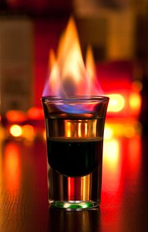 How to make a Flaming Dr. Pepper Shooter.  I'm down with this. Creamy Limoncello Recipe, Creamy Limoncello, Flaming Shots, Flaming Cocktails, Flaming Dr Pepper, Alcohol Shots, Shooter Recipes, Alcoholic Drinks Pictures, Cocktails Vodka