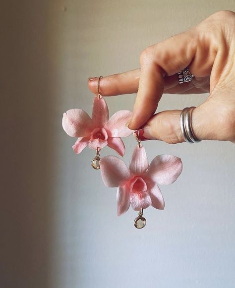 Orchid Earrings, Pink Ruby, Preserved Flowers, Pink Orchids, Dope Jewelry, Funky Jewelry, Jewelry Lookbook, Mode Inspo, Bijoux Diy