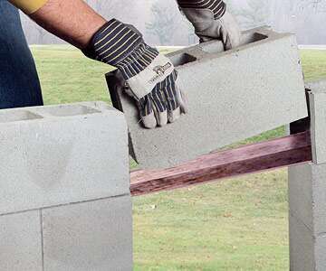 Diy Outdoor Kitchen With Cinder Blocks, Outdoor Kitchen Retaining Wall, Build Outdoor Kitchen Diy, Diy Cinder Block Outdoor Kitchen, Outdoor Kitchen Cinder Block Diy, Cement Block Outdoor Kitchen, Diy Outdoor Kitchen Countertop, How To Build An Outdoor Kitchen, Cinderblock Outdoor Kitchen