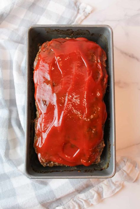 Making meatloaf without eggs is as easy as it is convenient. Made to taste great and come together in minutes, this is one comforting dish the whole family can enjoy. 2 Pound Meatloaf Recipe, Meatloaf Without Eggs, Leftover Meatloaf, How To Make Meatloaf, How To Cook Meatloaf, Italian Breadcrumbs, Glass Pan, Meatloaf Recipe, Green Bean Recipes