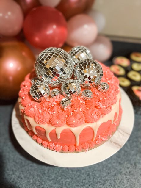 Disco balls on pink cake Drake Birthday Cake, Disco Birthday Cake, Drake Birthday, Disco Ball Cake, Cowgirl Cake, Disco Cake, Cowgirl Cakes, Euphoria Party, 15th Birthday Party Ideas