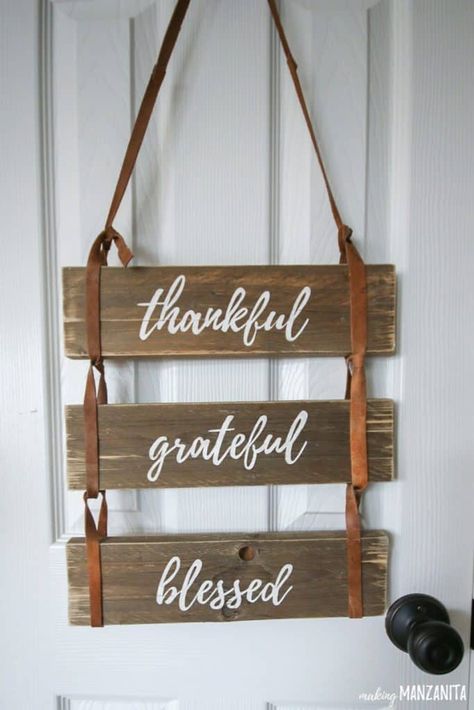 Wooden Pallet Signs, Fall Crafts For Adults, Pallet Signs Diy, Diy Summer Crafts, Diy Outdoor Table, Thankful Grateful Blessed, Spring Decorations, Wood Pallet Signs, Rustic Fall Decor