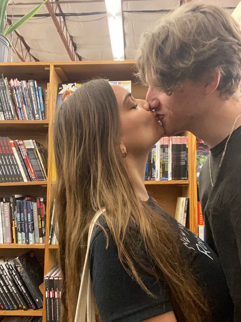 #love #couples #boyfriend #darmacdeia #librarylove #library #kissingpicture #aesthetic #pictureidea Crew Lancaster, Wren Beaumont, Monica Murphy, Trajes Kylie Jenner, Teenage Love, Dream Boyfriend, Fotos Goals, The Love Club, Relationship Goals Pictures