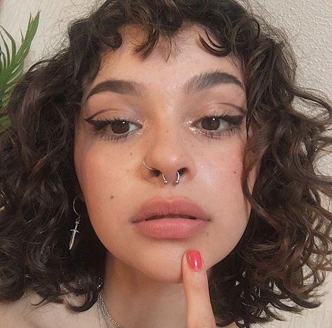 Septum Piercing With Nose Ring, Septum And Nostril Piercing, Bijoux Piercing Septum, Dream Piercings, Septum Nose Piercing, Cute Nose Piercings, Piercing Inspo, Face Piercings, Nose Piercings