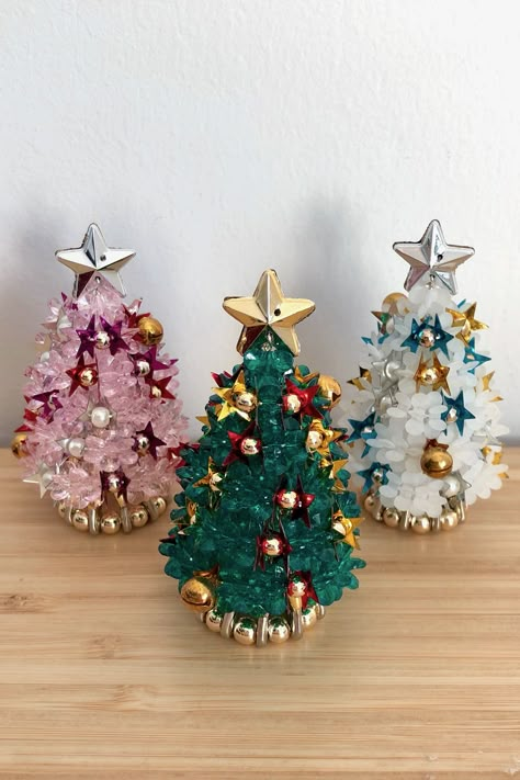 Bead Tree Ornaments, Sunburst Bead Crafts, Small Christmas Tree Ornaments, Christmas Craft With Beads, Wire And Bead Ornaments, Beaded Christmas Tree Pattern, Kandi Christmas Tree, Easy Beaded Ornaments Diy, Christmas Decorations Tutorial