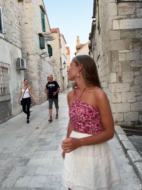 Croatia Holiday Outfits, Dubrovnik Croatia Outfits Summer, Split Croatia Outfit, Split Croatia Photo Ideas, Croatian Outfits, Dubrovnik Croatia Outfits, Croatia Outfits, Casual Summer Fits, Croatia Summer