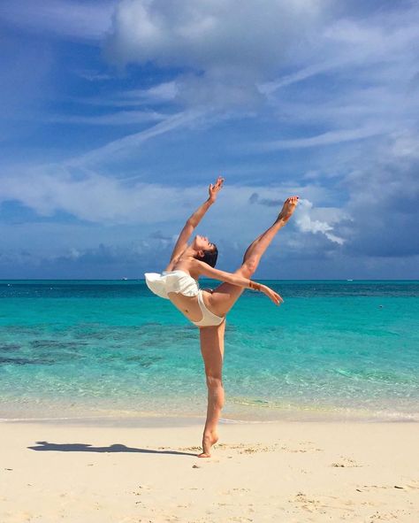 Beach Dance Photography, Flexibility Gymnastics, Dance Photo Ideas, Dancing Photography, Beach Dance, Yoga On The Beach, Dance Photoshoot, Dance Photo Shoot, Dance Picture Poses