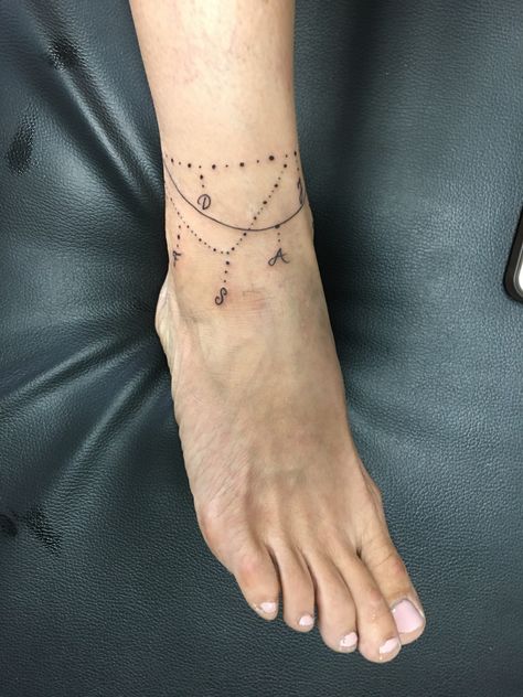 So cute.. love it! ❤️ Tattoo Anklet, Anklet Tattoos For Women, Wrist Bracelet Tattoo, Tattoo Foot, Ankle Bracelet Tattoo, Ankle Tattoo Designs, Necklace Tattoo, Ankle Tattoos For Women, Anklet Tattoos