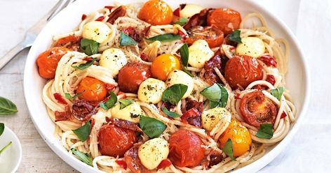 Twirl your fork around this deliciously easy tomato, prosciutto and bocconcini pasta in 30 minutes or less. Pasta With Bocconcini, Bocconcini Pasta, Shrimp Pasta Bake, Pasta With Tomatoes, Fresh Tomato Pasta, Prosciutto Recipes, Fresh Tomato Recipes, Tomato Basil Pasta, Cherry Tomato Pasta