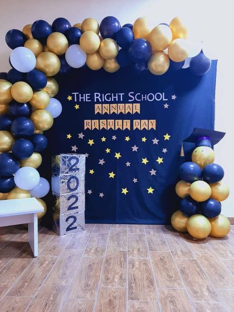 Decoration Stage School, Graduation Day Decorations For Preschool, Graduation Day Stage Decoration, Stage Graduation Decoration, Graduate Backdrop Ideas, Result Decoration Ideas For School, School Annual Day Decoration, Stage Decorations For Graduation, Results Day Decoration School