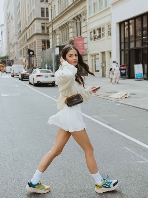 New York Summer Outfits Street Style, New York Outfits Summer Street Fashion, Hoka Shoes Woman, Outfits New York, Athleisure Outfit, Sneaker Outfits Women, New York Outfits, Hoka Shoes, Summer Shorts Outfits