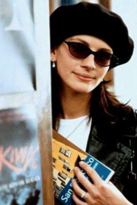 Julia Roberts giving us all the retro vibes with these sunglasses, this look is just PEAK 90s ✨ Do you remember the movie? Share in the comments. 👇 Julia Roberts Notting Hill, Notting Hill Movie, Damien Chazelle, People's Choice Awards, Easy Rider, Notting Hill, Julia Roberts, Movie Premiere, Steve Mcqueen