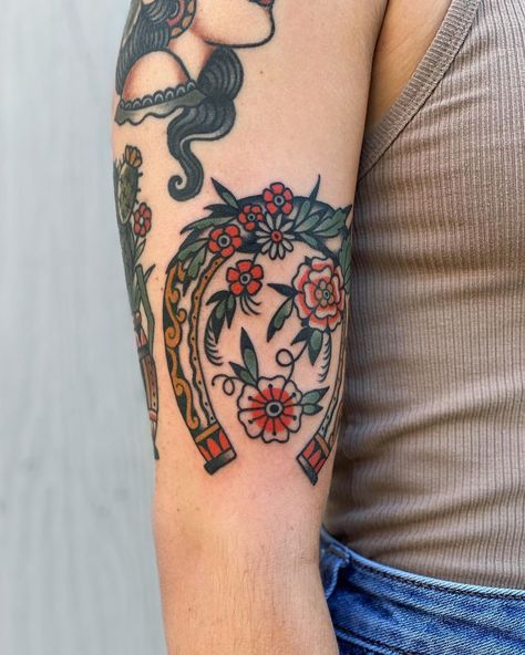 Horse Shoe With Flowers, Shoe With Flowers, Shoe Tattoo, Horseshoe Tattoo, Horse Shoe Tattoo, Traditional Tattoo Inspiration, Traditional Style Tattoo, Horse Tattoo, Sleeves Ideas