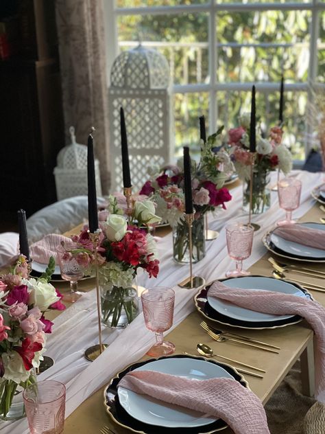 Pink Black And Gold Table Decorations, Black And Pink Table Decor, Black Gold Pink Table Setting, Black White Gold Pink Table Decor, Floral Plates Table Setting, Pink And Black Dinner Table Decor, Black White Pink Table Setting, Pink And Gold Dinner Table Setting, Pink And Gold Table Setting