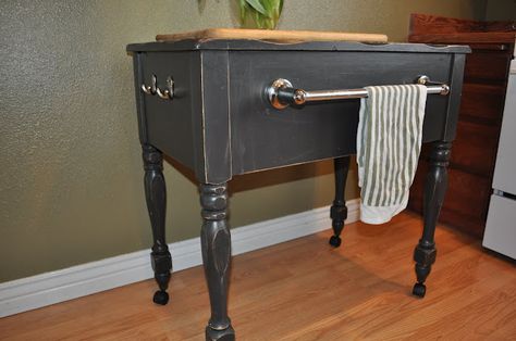 Upcycle Kitchen, Old Sewing Machine Table, Old Sewing Tables, Sewing Table Repurpose, Kitchen Sewing, Repurposed Kitchen, Diy Sewing Table, Sewing Machine Tables, Sewing Machine Cabinet