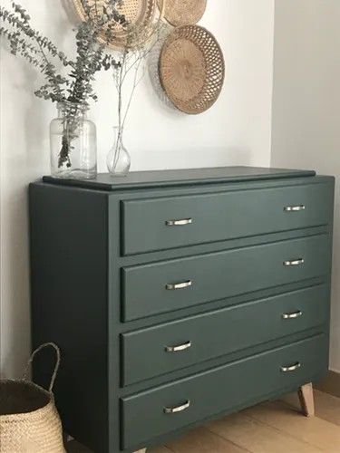 Modern Painted Furniture, Chest Of Drawers Decor, Green Bedroom Furniture, Dark Green Vintage, Community Centre, Vintage Dresser, Living Room Area, Furniture Rehab, Diy Furniture Renovation