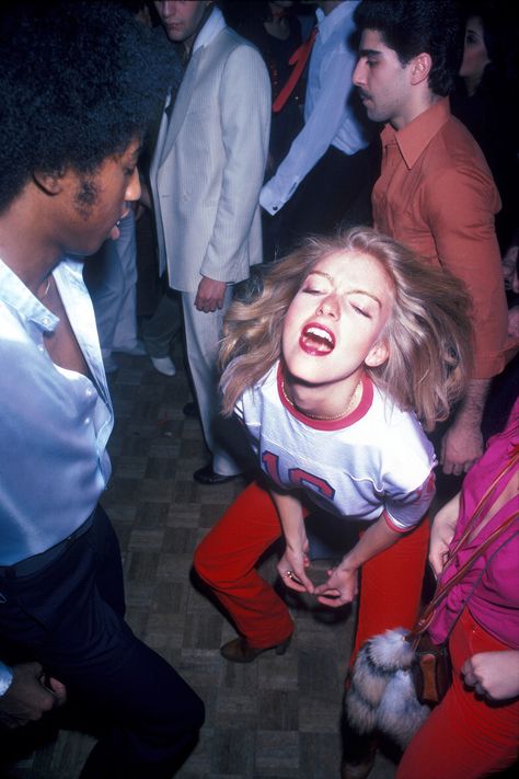 29 Pictures That Show Just How Crazy 1970s Disco Really Was Look Disco, Vintage Aesthetic Retro, 1970s Disco, Disco Club, 70s Aesthetic, Rock Lee, Look Retro, 70s Disco, Inspiring Women