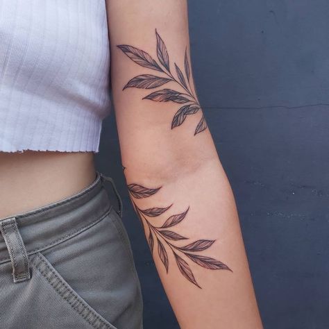 Laurel Tattoo, Blatt Tattoos, Arm Wrap Tattoo, Wrap Around Tattoo, Around Arm Tattoo, Tattoo Plant, Wrap Tattoo, Elbow Tattoos, Vine Tattoos