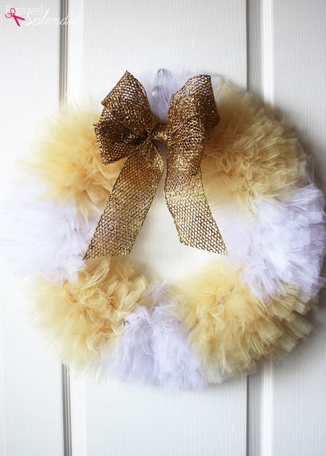 Tulle Wreath Tutorial, Tulle Wreath Diy, Tulle Crafts, Diy Tulle, Tulle Wreath, Wreath Project, Mesh Wreath Diy, Diy Burlap, Christmas Mesh Wreaths