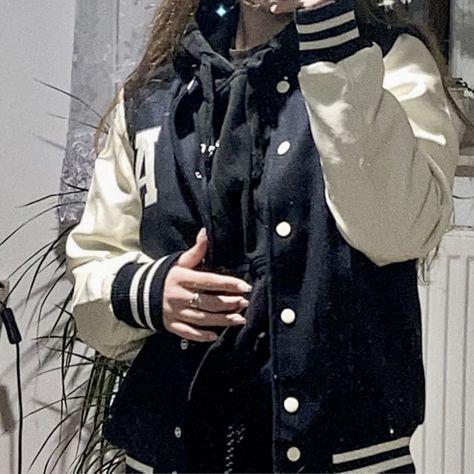 Aesthetic Senior Jackets, Football Jacket Outfit Women, Baseball Jacket Outfit Aesthetic, Football Jacket Outfit, School Jacket Outfit, Letterman Jacket Outfit, Old School Jackets, Baseball Jacket Outfit, School Hoodies