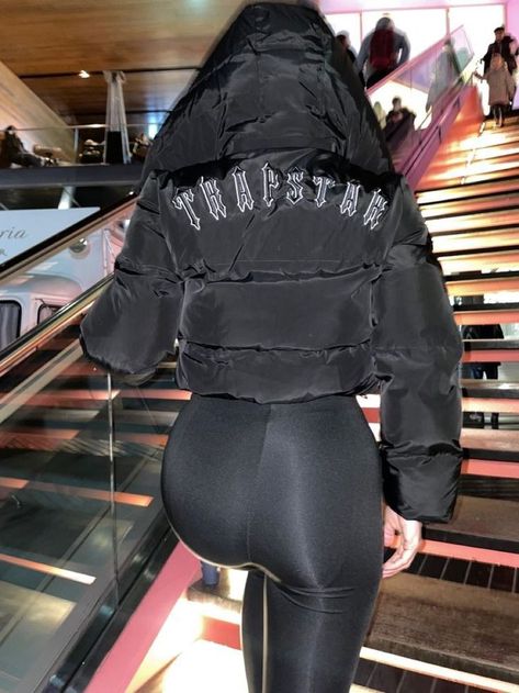 Roadman Girl, London Drip, Tracksuit Outfit Women, Moncler Jacket Women, Chris Brown Outfits, Outfit Wishlist, Sport Life, Discord Pfps, Jacket Outfit Women