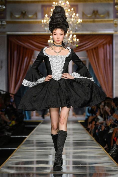 Moschino 2020, 90s Runway Fashion, Catwalk Fashion, Weird Fashion, Style Punk, Young Fashion, Fall Collection, Fashion Books, Milan Fashion