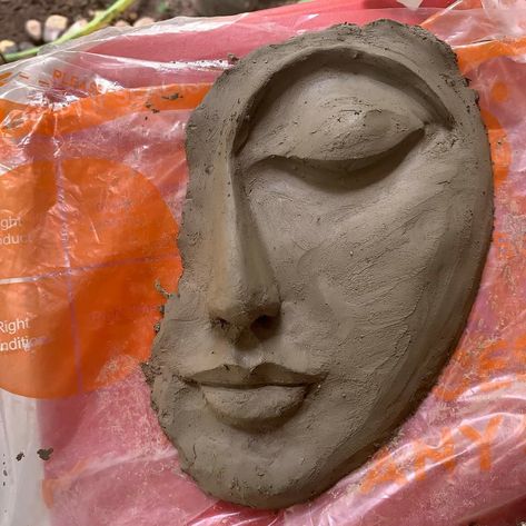 Pottery Masks Clay Faces, Ceramic Face Mask, Clay Faces Sculpture Easy, Sculpture Art Clay Simple, Clay Face Sculpture, Clay Sculpture Ideas For Beginners, Clay Mask Art, Easy Clay Sculptures, Ceramic Eye