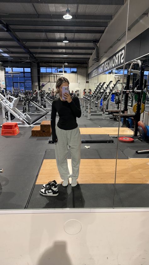 Gym Wear Ideas For Women, Gym Outfit With Hoodie, Gym Comfy Outfit, Aesthetic Gym Outfits For Women, Cold Day Gym Outfit, Gym Outfits Aesthetic Winter, Gym Outfit For Winter, Gym Sweats Outfit, Gym Girl Outfits Aesthetic