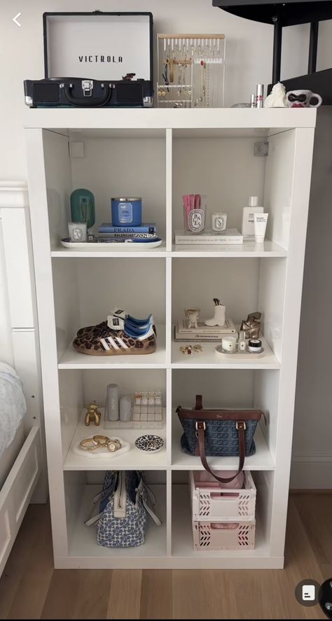 White Shelf Decor Ideas, Basic Room Inspiration, How To Decorate A Shelf In Bedroom, Shelf Organization Aesthetic, Room Inspo Organizations, Aesthetic Bedroom Organization, Small Room Inspo Cozy, Shelf Inspo Bedroom, Room Ideas Shelf