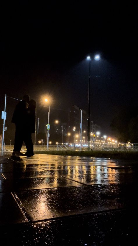 Rainy Night Aesthetic Couple, Kiss In Raining, Rain Kiss Aesthetic, Kissing In The Rain Aesthetic, Dancing In The Street Aesthetic, Couple In Rain Aesthetic, Rain Couple Aesthetic, Airplane Playlist, Couple Night Aesthetic