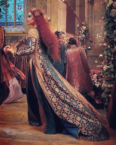 Ophelia Ophelia Movie Costumes, Ophelia 2018 Costumes, Ophelia Movie Aesthetic, Daisy Ridley Ophelia, Ophelia Costume, Ophelia Movie, Ophelia 2018, Black White Gown, Shakespeare Aesthetic