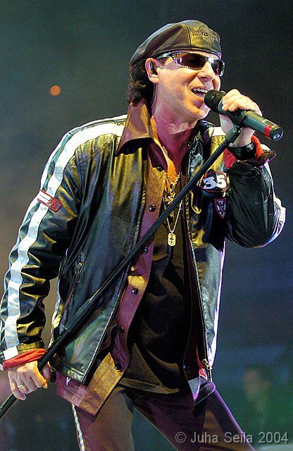 Klaus Meine (Scorpions). He is in his 60's and still has it. The band are such skilled musicians with a strong sense of versatility. Scorpions Wind Of Change, Scorpions Band, The Scorpions, Wind Of Change, Pet Shop Boys, Musica Rock, Rock N’roll, Heavy Metal Bands, Rock Legends