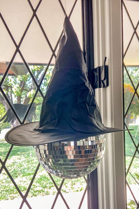 Disco ball witch DIY Disco Ball Halloween, Diy Disco Ball, A Witch, Disco Ball, Witch Hat, Hat Making, Halloween Witch, Cute Halloween, Halloween Diy