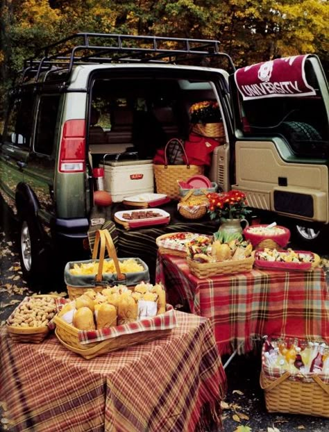 A tailgate party that brings friends together with Longaberger Concert Tailgate Food, Fancy Tailgate, Tailgate Picnic, Longaberger Basket Ideas, Fall Tailgating, Concert Tailgate, Tailgate Ideas, Tailgating Ideas, Fall Picnic