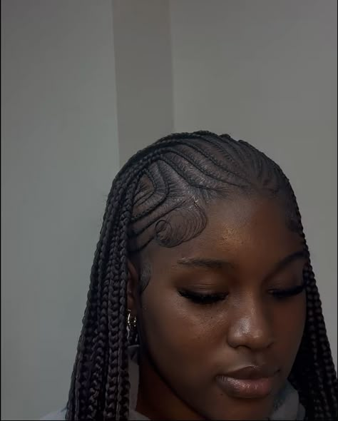 French Braids With Individuals In The Back, Straight Back Designs, Middle Part Feed In Braids, Braids No Edges, Fulani Braids Straight Back, Small Fulani Braids With Heart, Fulani Braids Designs, Fulani With Heart, Small Fulani Braids