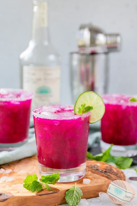 Red Dragon Fruit Margarita 3 Dragon Fruit Tequila Drink, Dragonfruit Alcoholic Drinks, Dragonfruit Drink Recipes, Dragon Fruit Cocktail Drinks, Dragon Fruit Cocktail Vodka, Red Dragon Fruit Recipes, Dragon Fruit Margarita, Dragon Fruit Alcoholic Drink, Dragonfruit Cocktail Recipe