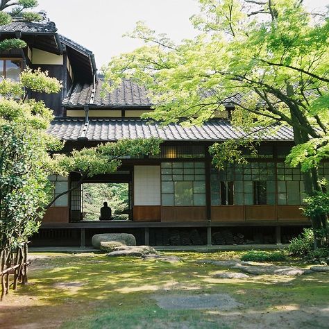 Traditional Japanese House Exterior, Japanese Home Design, Japanese Style House, Traditional Japanese House, Japan Architecture, Asian Architecture, Japanese Interior, Japanese Architecture, Japanese Aesthetic