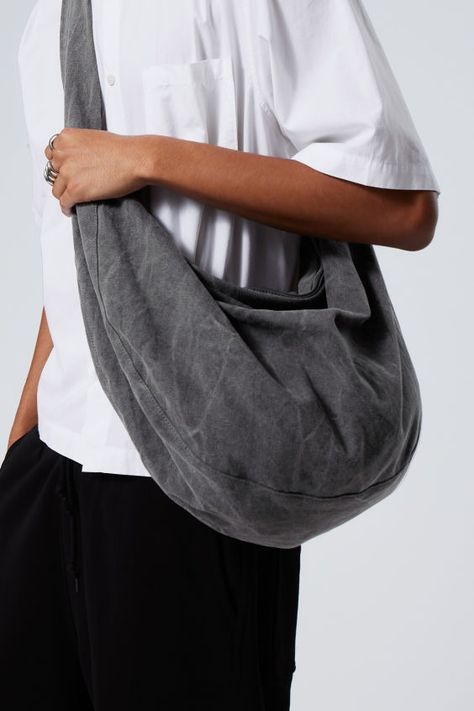 Vis alle | H&M DK Soft Boy Aesthetic Outfits, Canvas Bag Ideas, Soft Boy Aesthetic, Bag Styling, Crossbody Bag Outfit, Swedish Street Style, Tote Bag Ideas, Grey Crossbody Bag, Baggy Hoodie