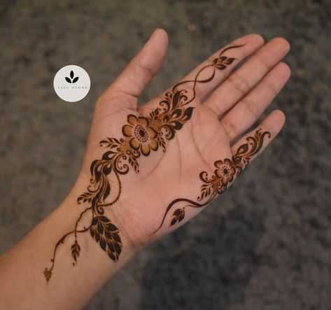 Inside Hand Henna Design, Mehndi Designs Inside Hand, Short Mehndi Design, Front Mehndi Design, Henna Tattoo Hand, Simple Henna Tattoo, Beautiful Henna, Latest Henna Designs, Simple Mehndi Designs Fingers