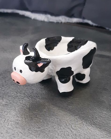 Cow Made Of Clay, Cow Pinch Pot, Animal Pinch Pot Ideas, Pinch Pot Animals Ceramics, Pinch Pot Animal, Cow Clay Sculpture, Cow Ceramics, Cute Pinch Pot Ideas, Animal Pinch Pots