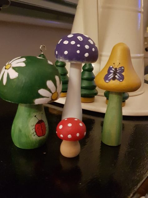 Painting Wooden Mushrooms, Mushroom Project, Painted Mushrooms, Mushroom Paint, Mushroom Crafts, Fun Crafts To Do, Keramik Design, Wooden Hand, Crafts To Do