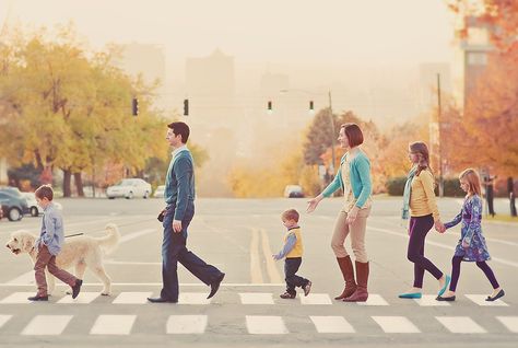 16 Family Portraits That Dont Even Try To Be Picture-Perfect Simplicity Photography, Fun Family Photos, Family Picture Poses, A Group Of People, City Family, Family Photo Pose, Family Inspiration, Foto Tips, Nordic Interior