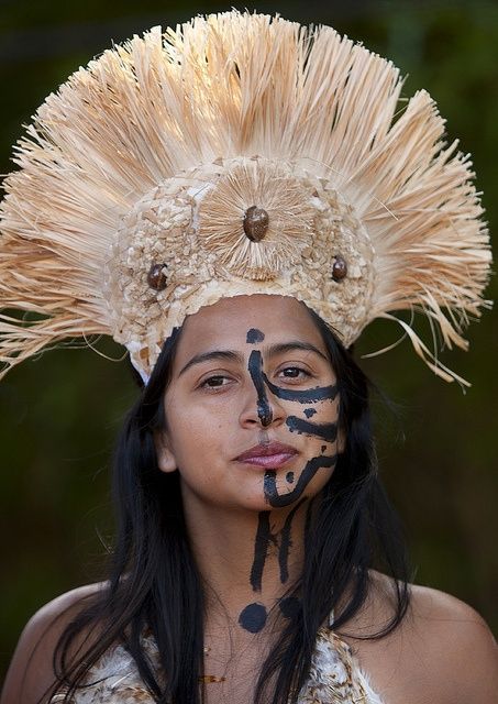 Foto: Eric Lafforgue -Vía Flickr..  https://vademedium.wordpress.com/2015/04/05/pascua-en-la-isla-de-pascua/ Easter Island Chile, Island Women, Tahitian Costumes, Carnival Parade, Dance Competitions, Eric Lafforgue, Polynesian Culture, Easter Island, A Banana