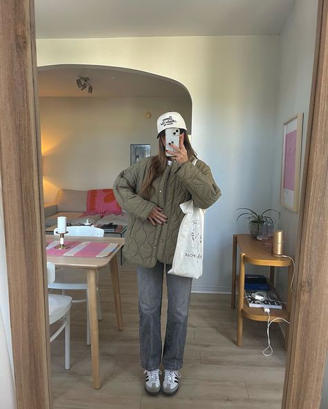 Fall outfit, casule wardrobe, cute fall outfit, monochrome outfit, jacket, trucker hat, cold weather outfit, outfit inspo, winter outfit, tote bag Trucker Hat Winter Outfit, Newfoundland Outfits, Winter Outfit With Hat, Trucker Hat Outfit Fall, Fall Jacket Outfit, Hat Winter Outfit, Hat Outfit Fall, Winter Hat Outfit, Trucker Hat Outfit