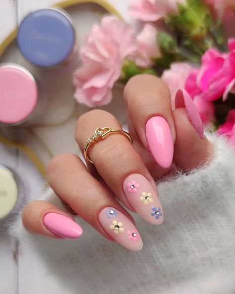 Embracing Elegance: The Chicest Mid-Length Nails for 2024 - divagaze.com Flower Pink Nails, Pretty Summer Nails, Monochromatic Nails, Almond Nail Designs, Oval Shaped Nails, Aqua Nails, Short Almond Nails, Cute Spring Nails, Short Almond