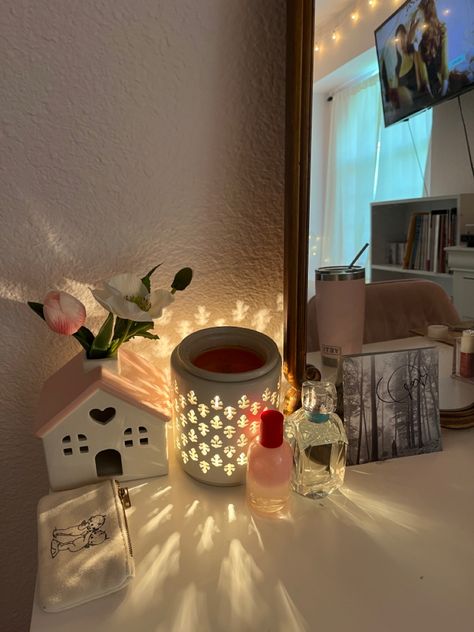 Cozy Vanity Ideas, Dorm Room Alarm Clock, Crocette Aesthetic Room, Cozy Messy Bedroom, Messy Bedside Table Aesthetic, Lana Feel Rey Aesthetic Room, Bed Tables, Tumblr Room, Cleaning My Room