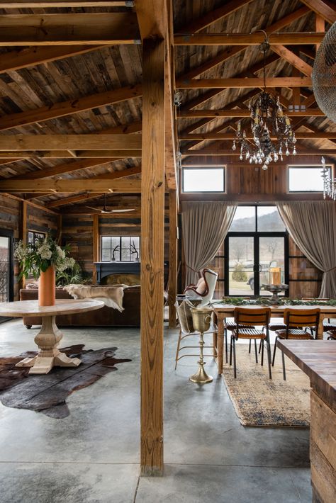 Shabby Chic Barndominium, Barn With Chandelier, Rustic Elegant Interior Design, Barn Home Interiors, Barnhouse Interiors, Barn Building Ideas, Barn Renovation Ideas, Barn Office Ideas, Modern Rustic House Interior